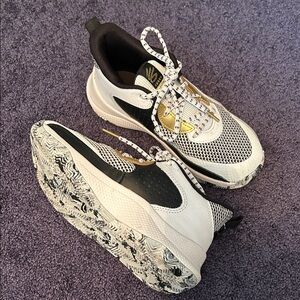 Under armour boys basketball shoes in Black, White, and Gold size 3 Curry